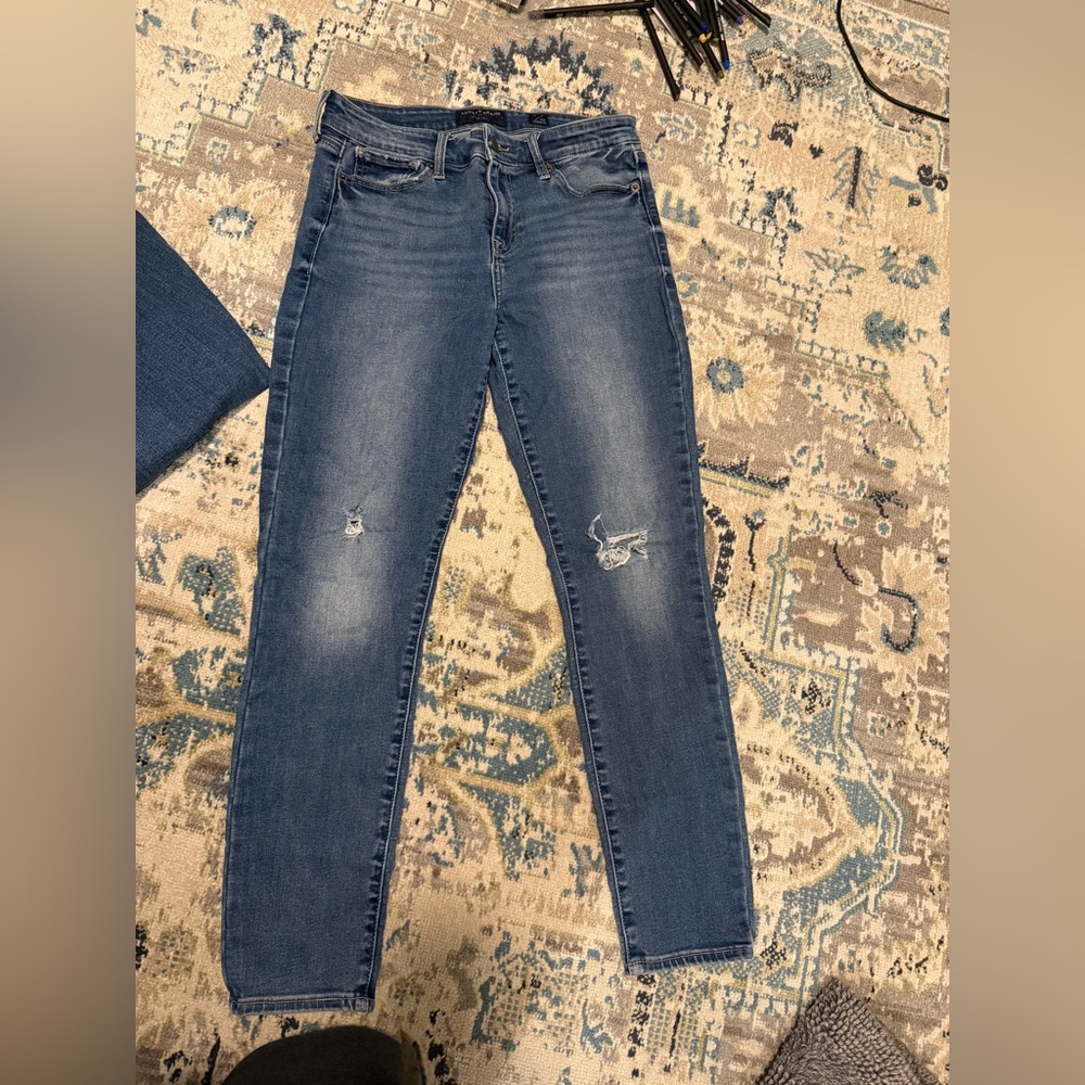 Lucky Brand size 6-28 midsize Ava skinny distressed knees